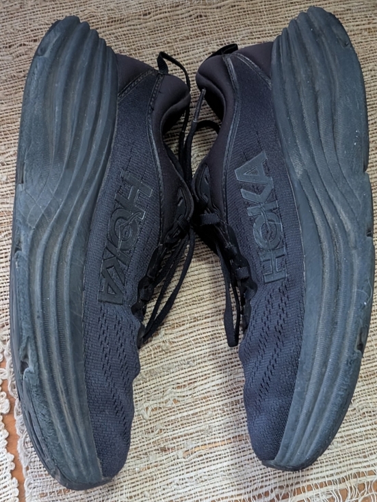 Hoka Shoes - Hoka One One Bondi 8 in black size 7